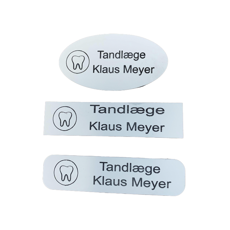 Navneskilt til tøj hvid med sort tekst