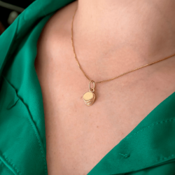 Scrouples Studenterhue vedhæng forgyldt inkl. kæde